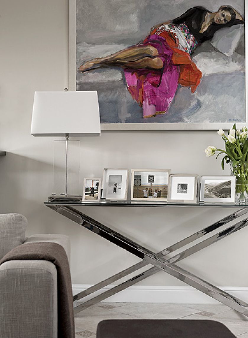 Nad angielską konsolą od Andrew Martina wisi płótno Michała Zaborowskiego.