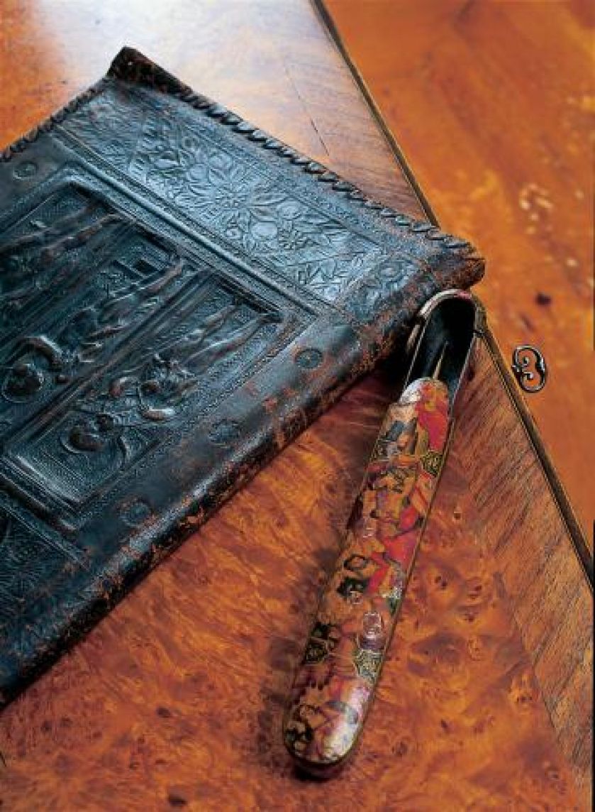 Pan Bogdan dał się namówić na pokazanie swoich perełek - XVI-wiecznej książki i równie unikatowego drewnianego piórnika.