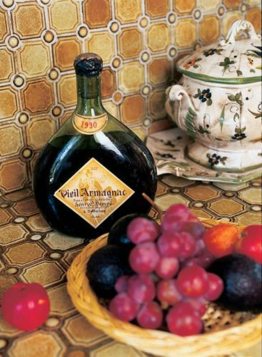 Ściana i kuchenny blat wyłożone stylową mozaiką.