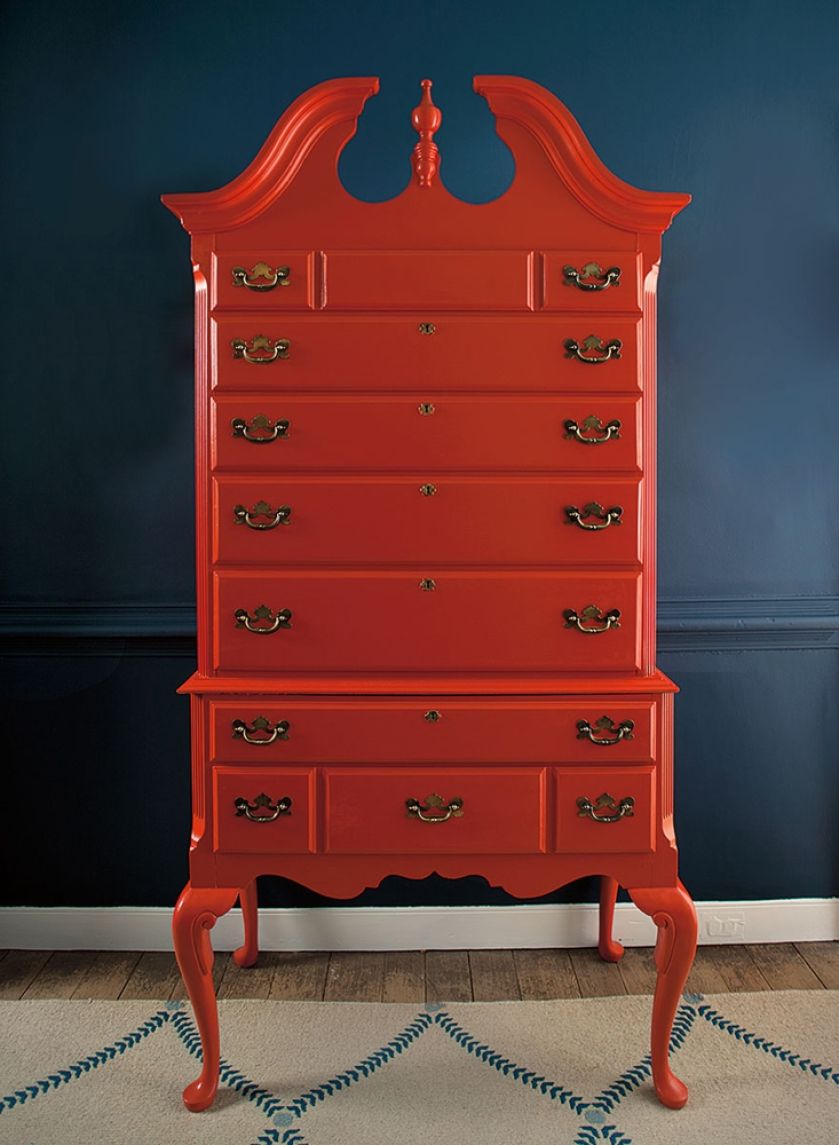 salon z granatową ścianą