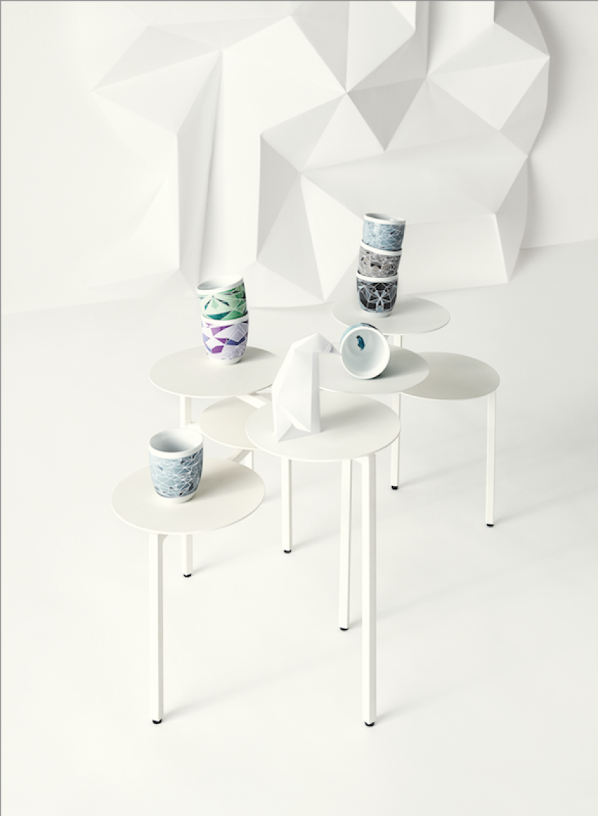 Ten stolik nie jest formą statyczną. Wzajemne położenie stolików można zmieniać przesuwając blaty do przodu