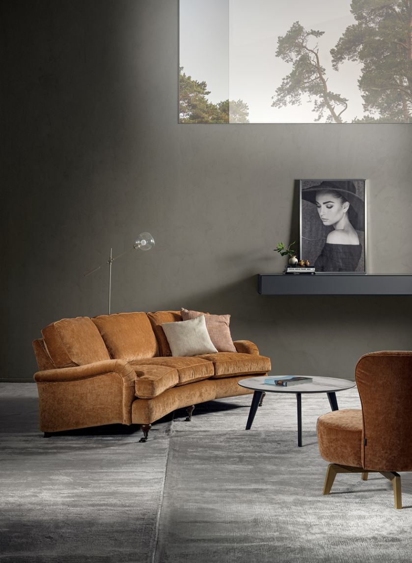 brązowa trzyosobowa sofa