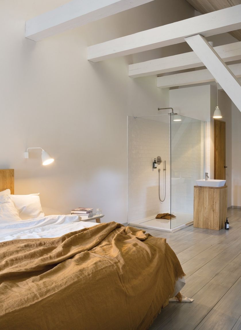 Pieczołowicie odnowili dwustuletni dom, a potem wypełnili go zaprojektowanymi współcześnie meblami. Dzięki połączeniu