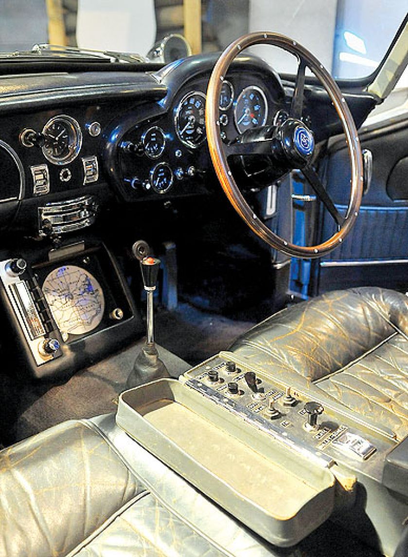 Aston martin to przedmiot masowego pożadania. Takim samochodem jeździł James Bond.