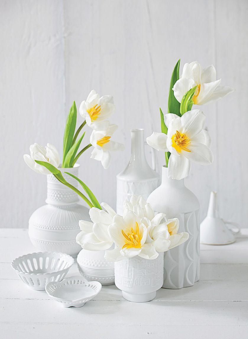 Białe wazony nie muszą być banalne.
