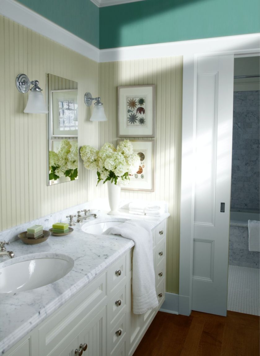 boazeria na ścianie w łazience