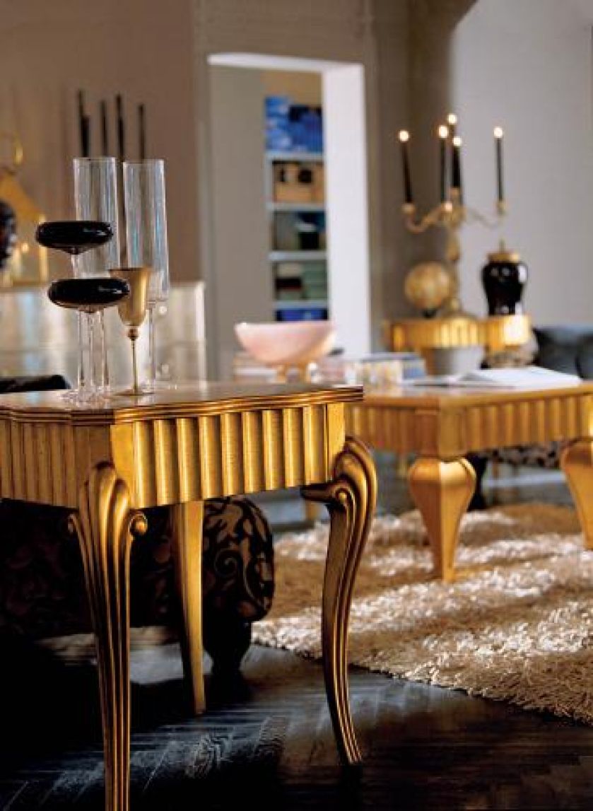 Kolekcja Platinum. Meble mogą być wykończone na złoto lub srebrno. Mały stolik z litego buku kosztuje ok. 7000 zł. SELVA