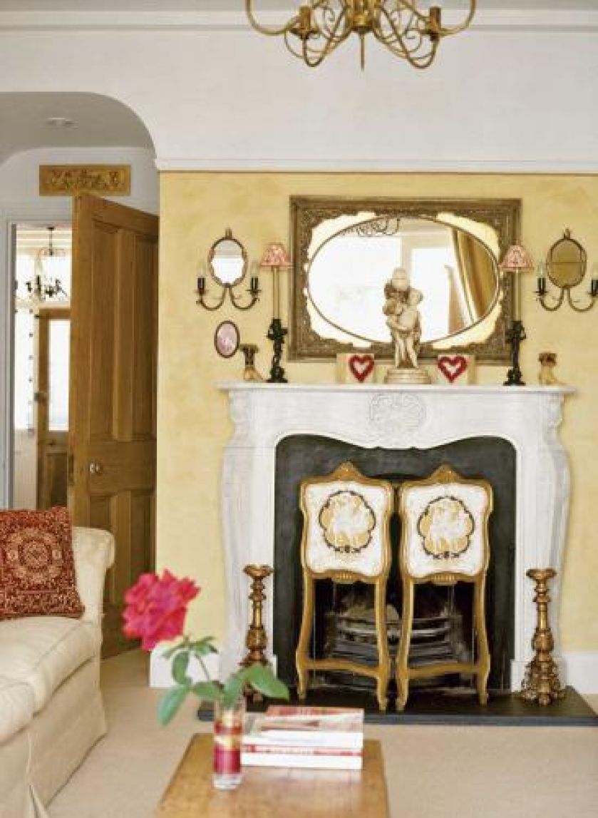 Kominek zbudowany w latach trzydziestych zasłonięty jest ręcznie malowanym parawanem.