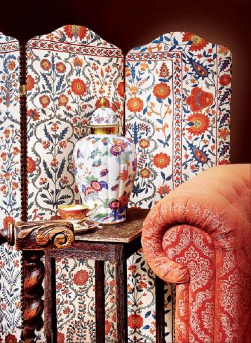 Motywy roślinne na porcelanowej wzaie i parawanie.