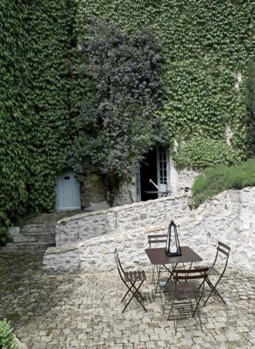 Patio otoczone murami to idealne miejsce na śniadanie w ciepły dzień.