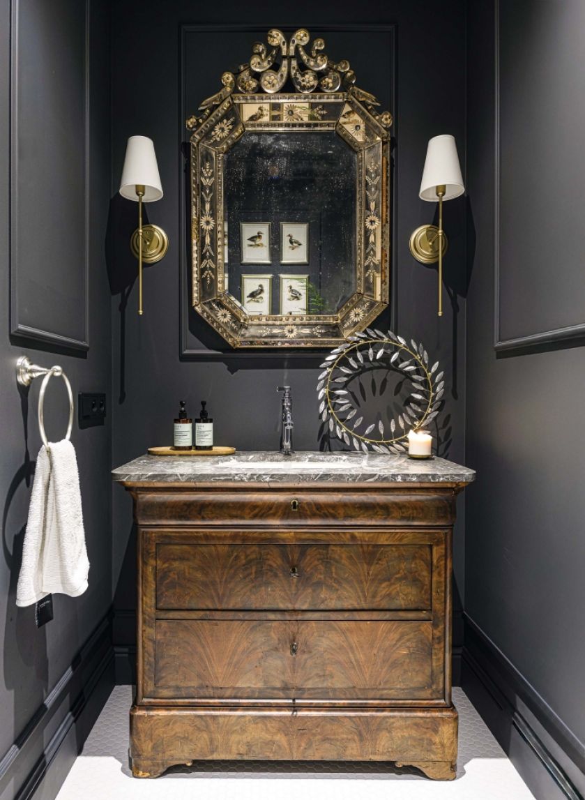 mała ciemna łazienka