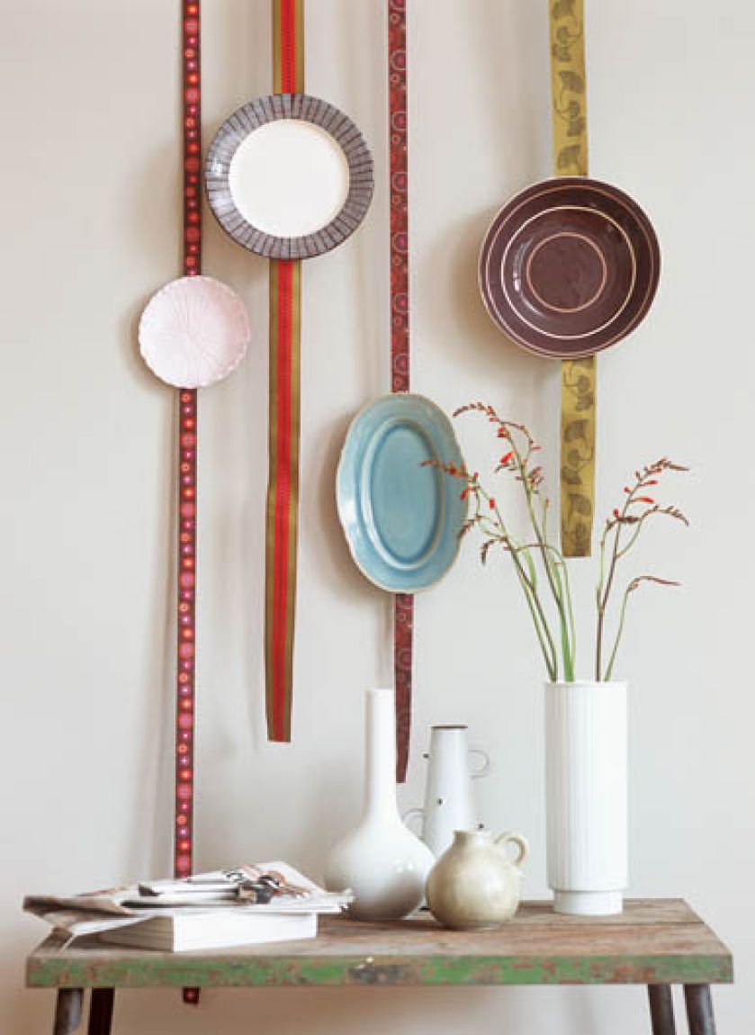 Ciekawy pomysł - talerze zawieszone na wstążkach.