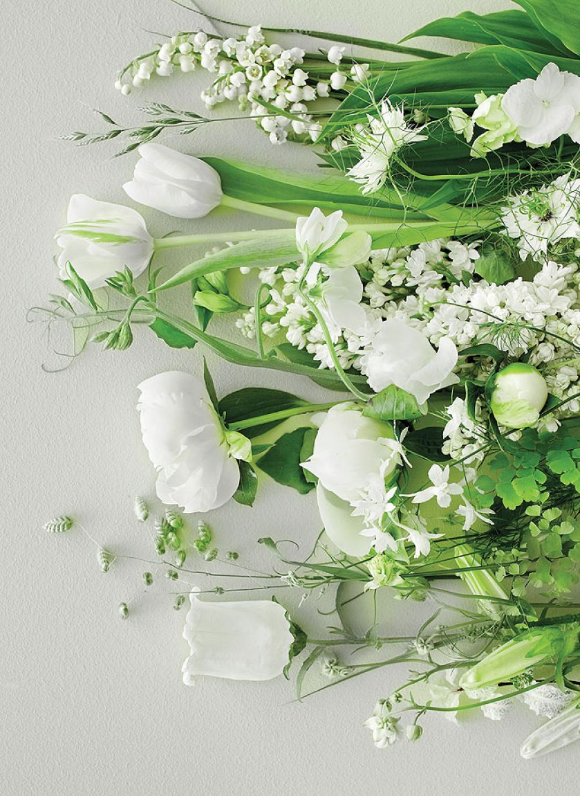 Do wąskiego wazonu wstaw pękatą peonię do pękatego wazonu – drobne i smukłe konwalie czy delikatne bzy.