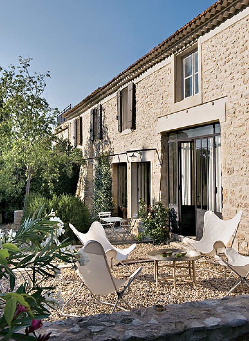 Kamienny dom z piwniczką na wino. Wnętrza są ascetyczne, meble zrobił miejscowy stolarz. Wszystko w stylu rustykalnym.