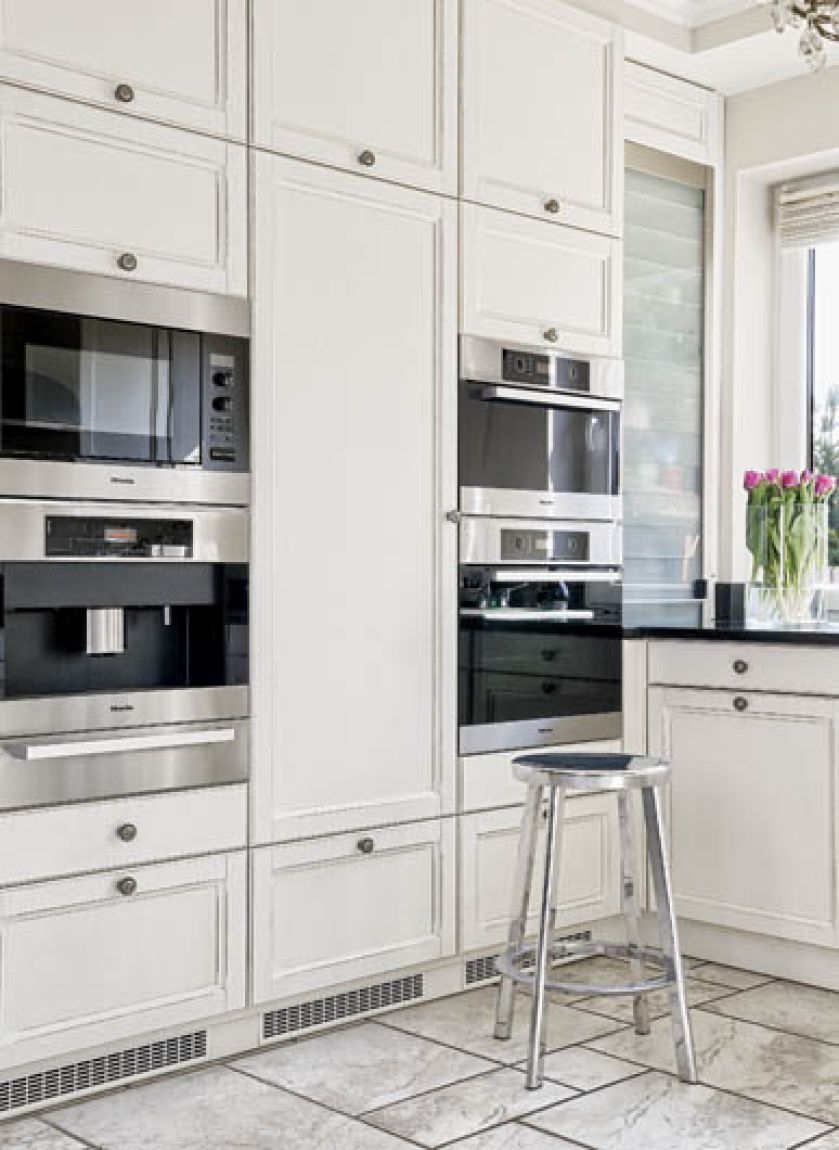 Meble w duchu wiejskim, tyle że surowe, proste, do bólu funkcjonalne, bez akcentów retro.