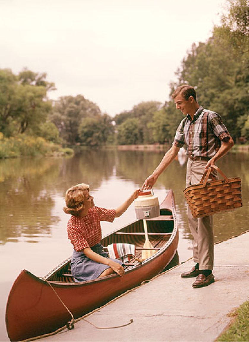 Młoda para z piknikowym koszykiem, lata 60.