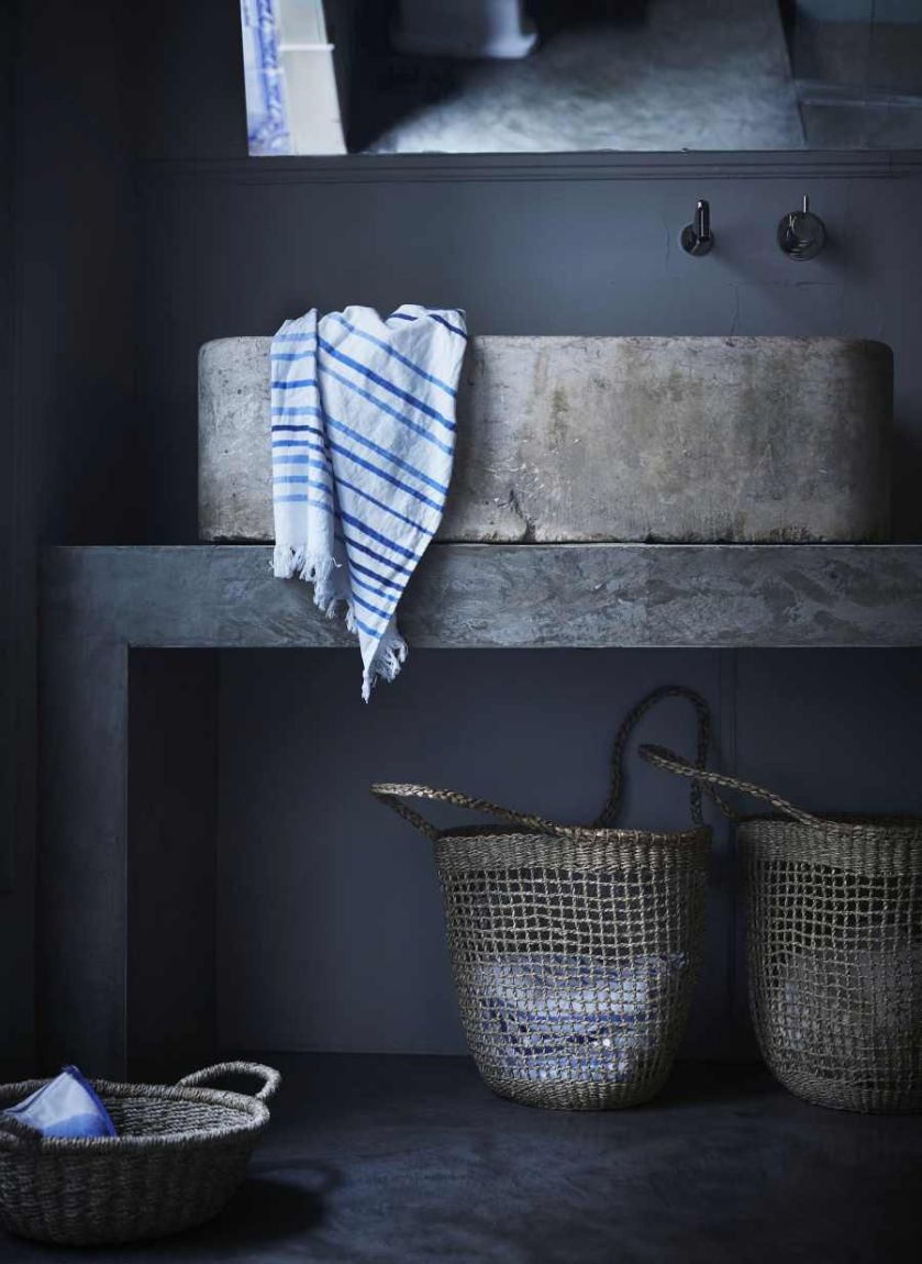 Leciutkie rattanowe fotele i ławki, kosze uplecione z morskich traw, lniana pościel w kolorze indygo,