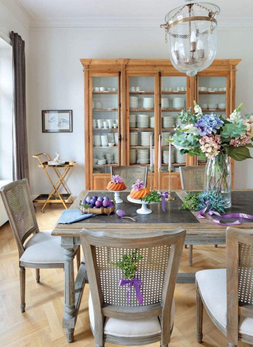 jak zaaranżować pustą ścianę w jadalni