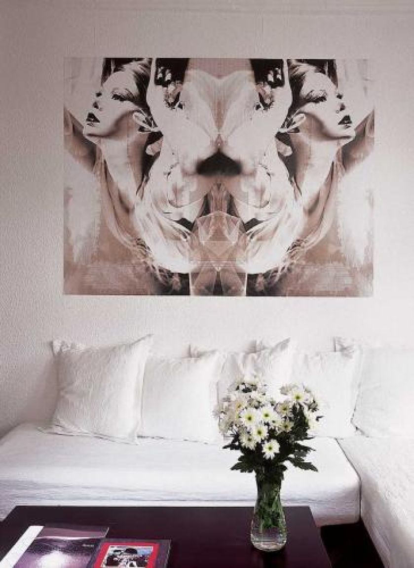 Ze swoich fotograficznych notatek z podróży Mona tworzy grafiki. Ta w salonie to Manekiny z Paryża , pamiątka po wizycie