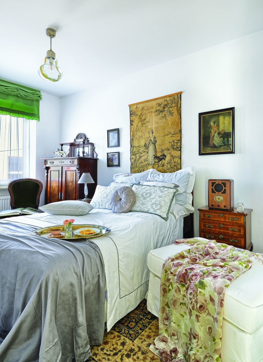 Piękne mieszkanie, a w nim pełno antyków. Połączenie starego z nowym daje wspaniałe rezultaty. Tak jak w przypadku tego