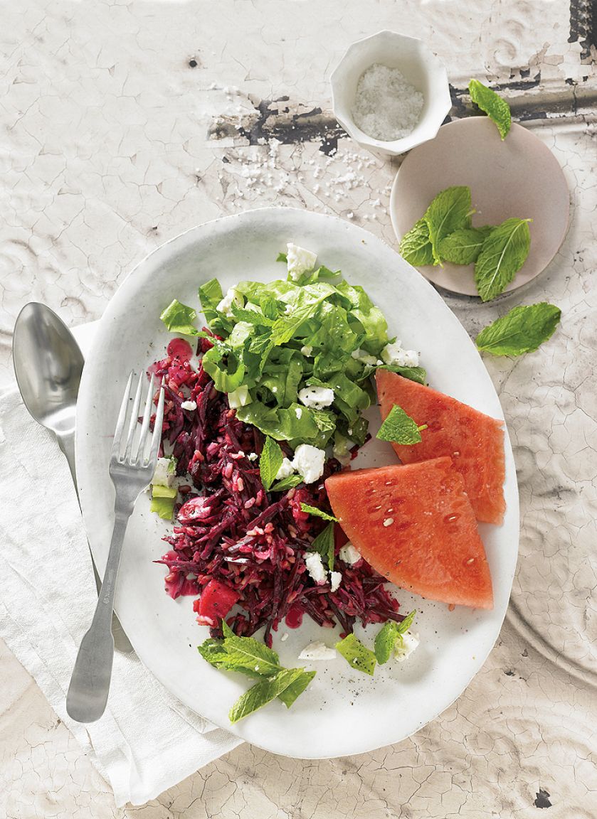 Czerwona sałatka ryżowa. Nowalijki w stylu orientalnym