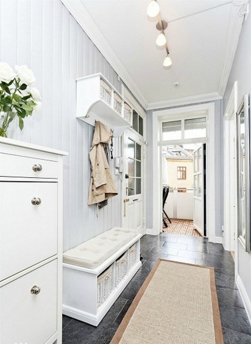 Skandynawski styl to minimalizm - w sam raz do niewielkiego przedpokoju. Fot.: Seart