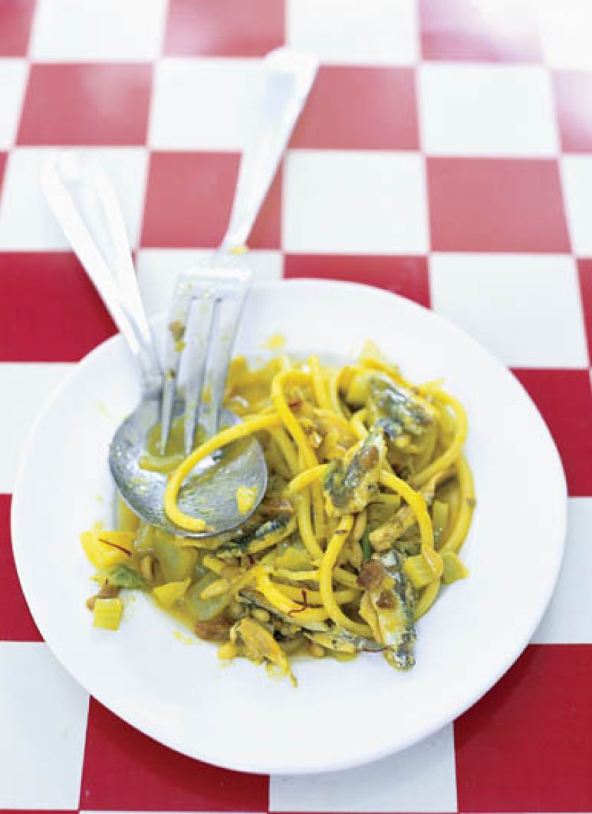 Makaron w aromatycznym sosie z sardynkami, koprem włoskim (fenkułem) i orzeszkami piniowymi.