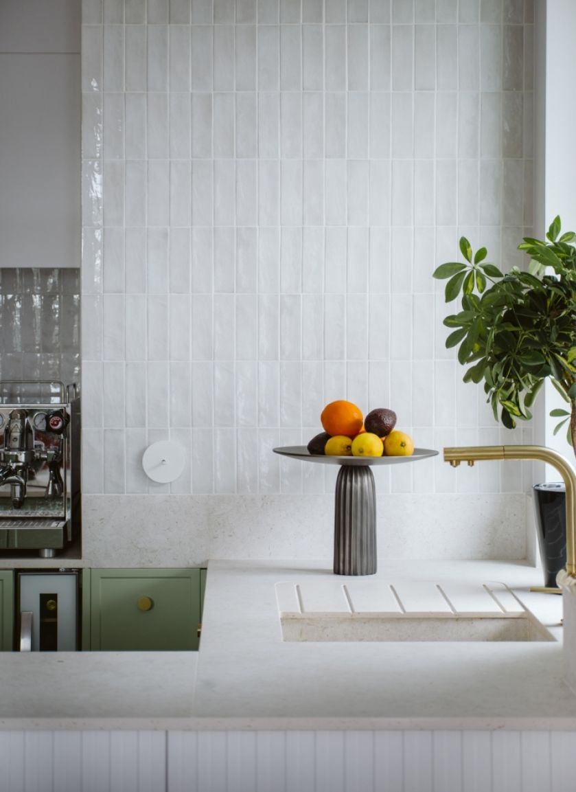 białe płytki na ścianie w kuchni