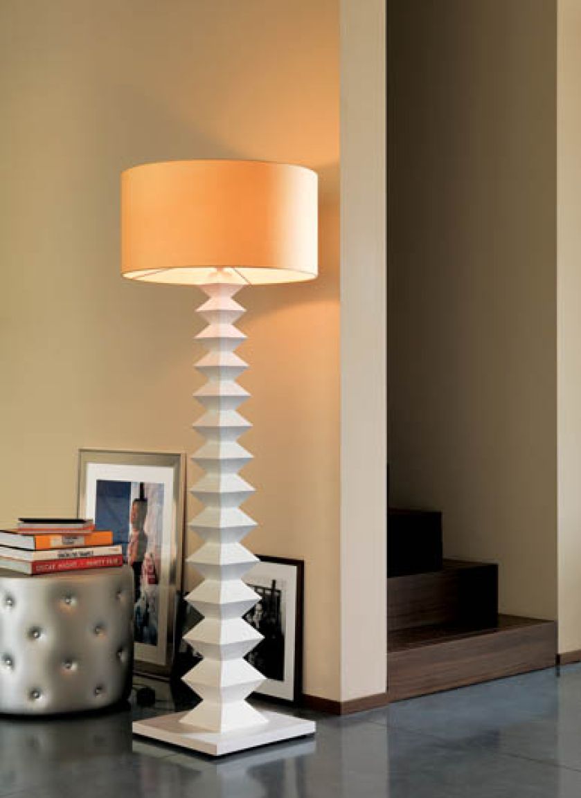 Podstawa drewniana (może być różnie wykończona) plus jedwabny abażur, od 1139 euro. STUDIO ITALIA