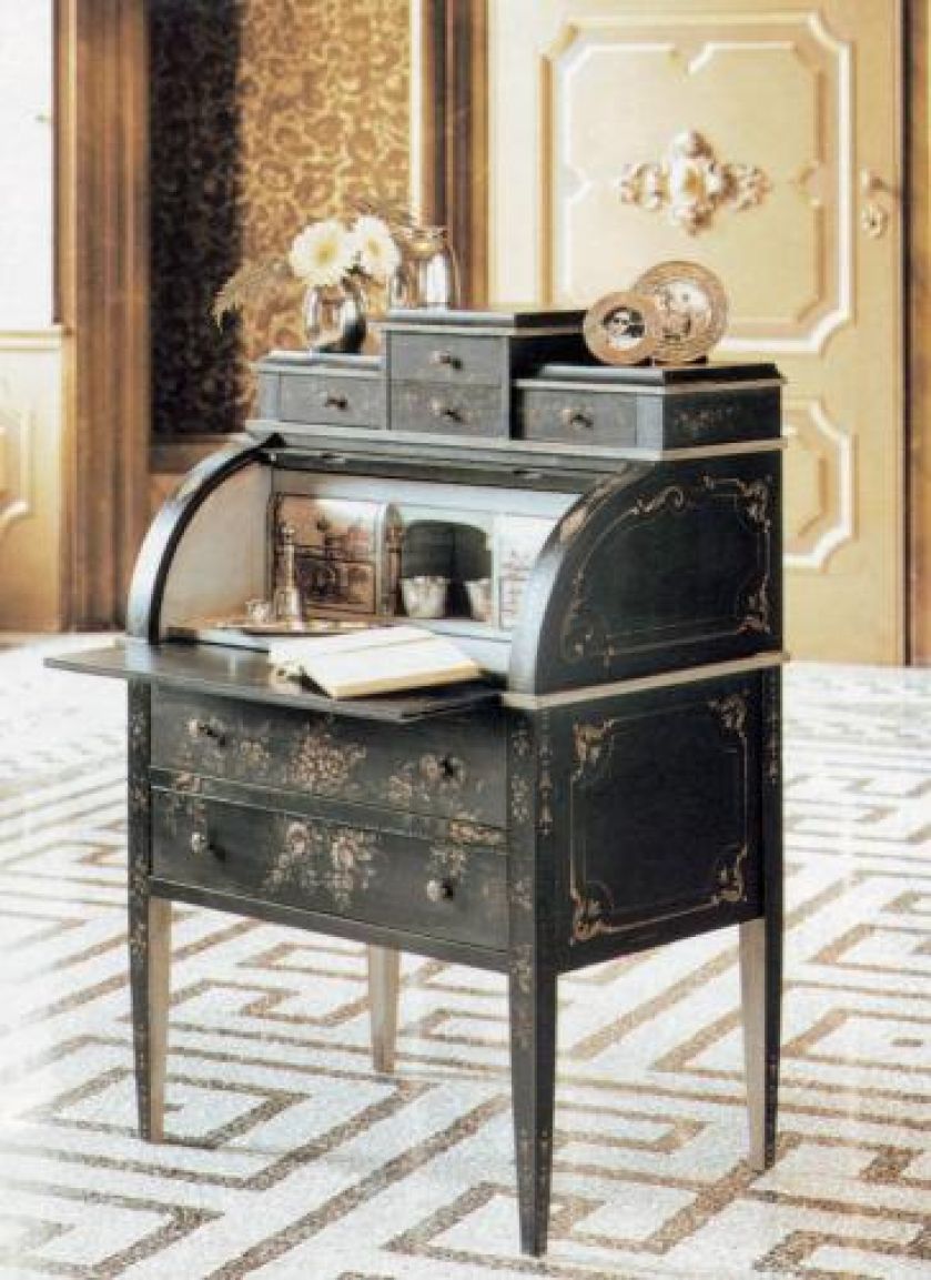 Za drewniany sekretarzyk zapłacimy 10 500 zł. KOLOSEUM