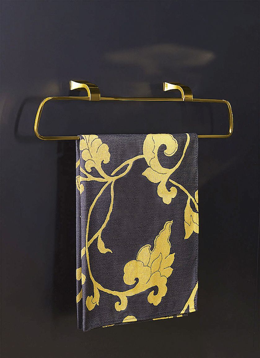 Minimalizm włoskiej marki Gessi w złotym wydaniu, seria Mimi. Za uchwyt na ręcznik zapłacimy – 4506 zł, A’Qua Design.