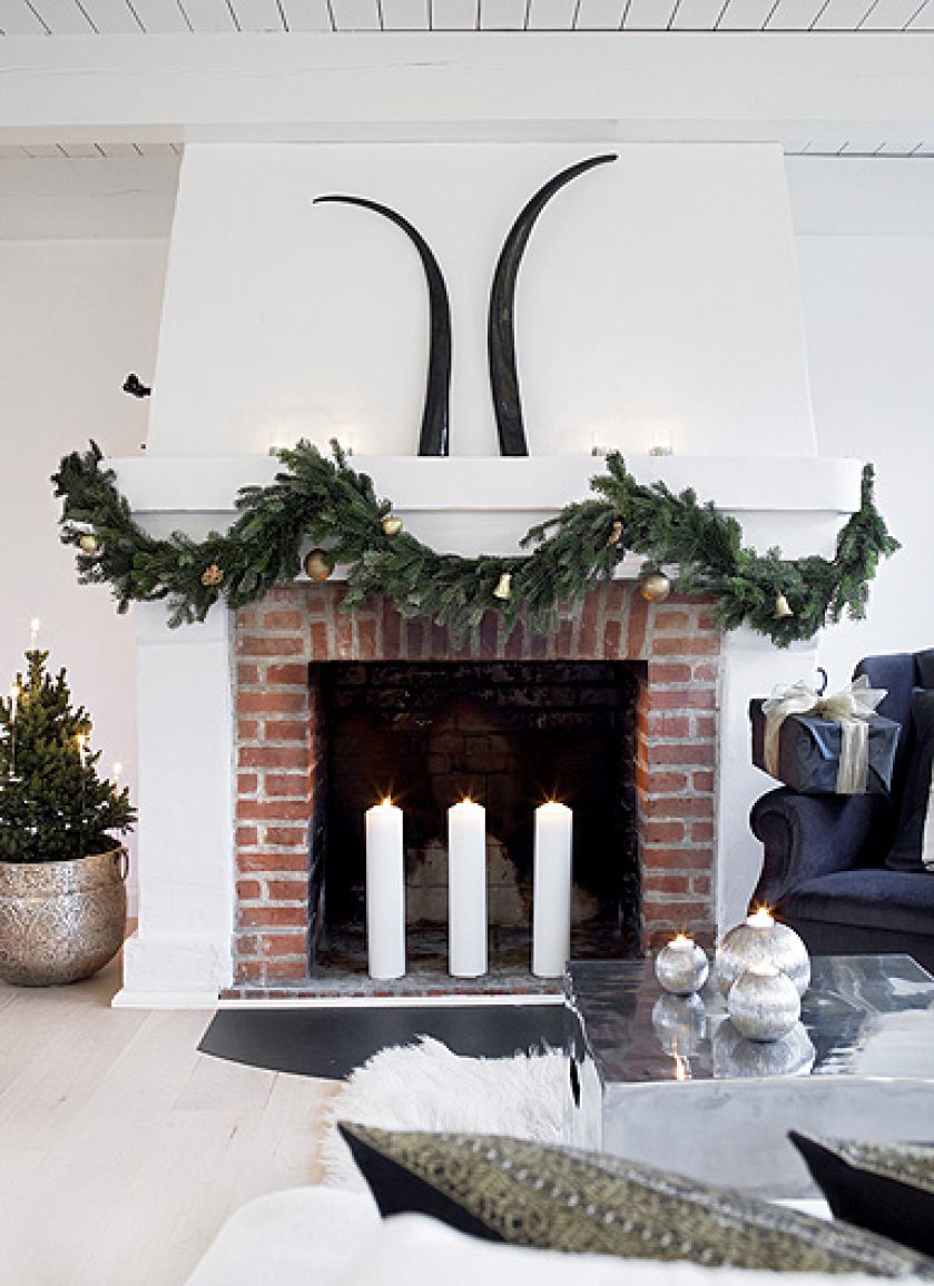Kominek ze świąteczna dekoracją. Święta w stylu skandynawskim
