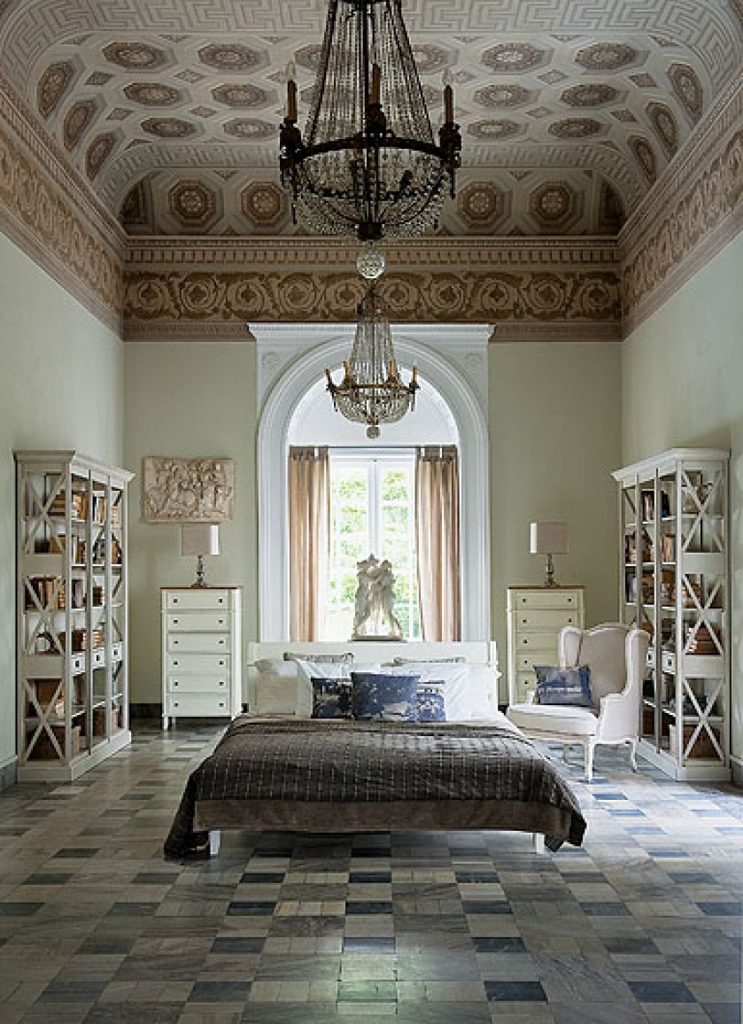 Kosztuje 5650 zł, biblioteka gustawiańska – 9650 zł, komoda – 3760 zł. Meble można zamówić pod wymiar.