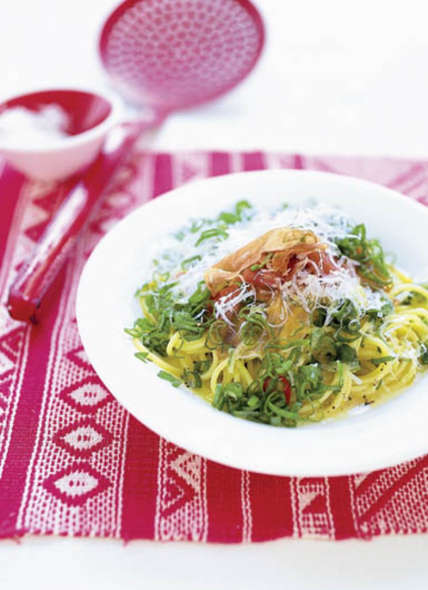 Spaghetti z szynką parmeńską i parmezanem.