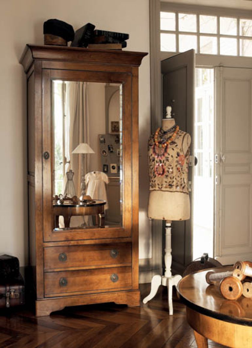 Szafa z litego drewna czereśniowego z kolekcji Louis Philippe. Cena - 17 500 zł. GRANGE