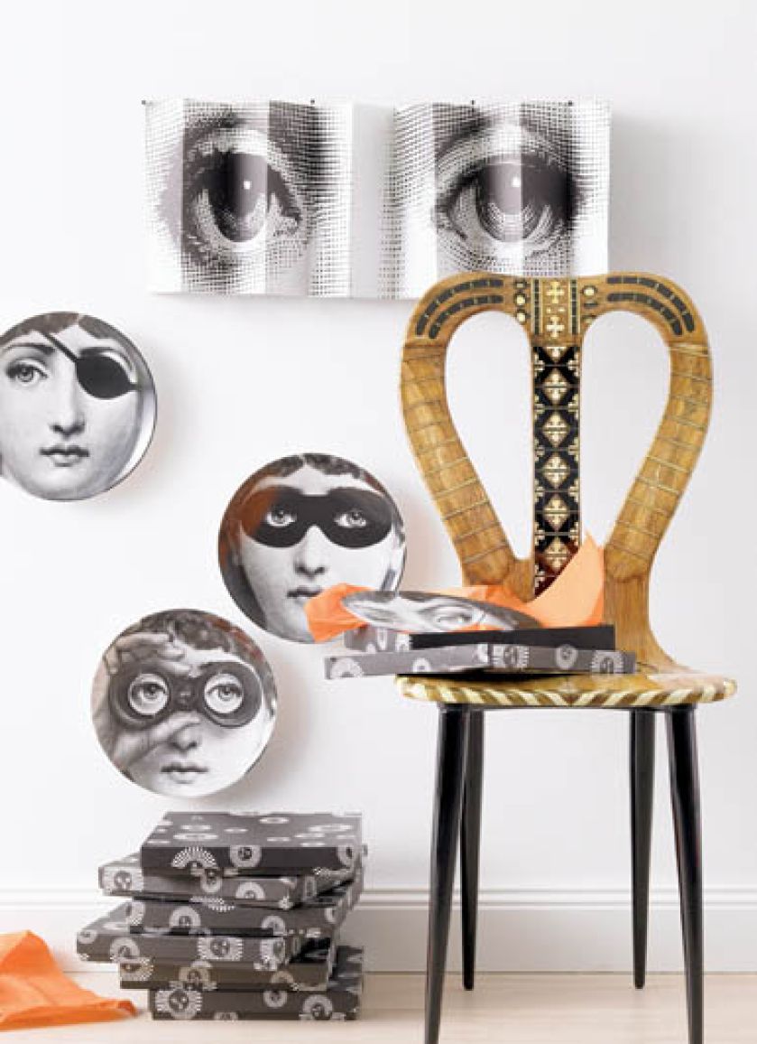 Talerze z kolekcji Cavaliere - projekt Piero Fornasetti.