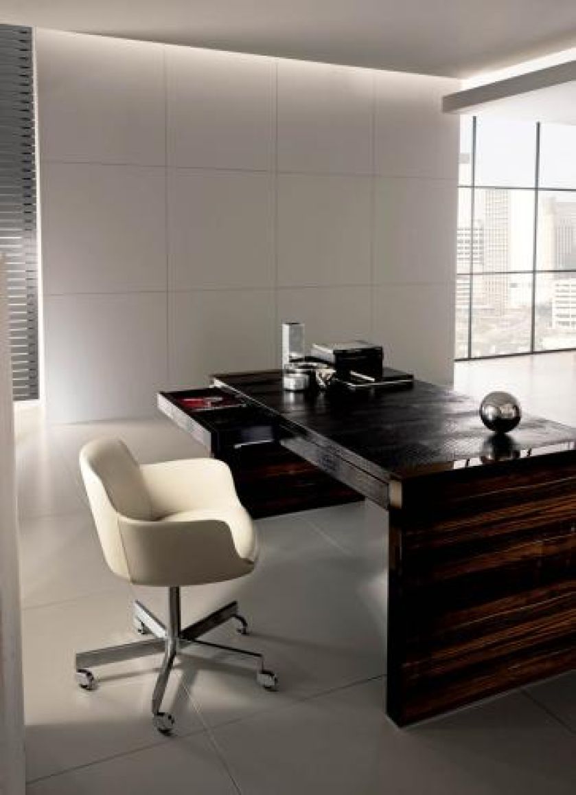 Biurko wykończone zostało na wysoki połysk, a blat obito skórą. ORIGINE ITALIA