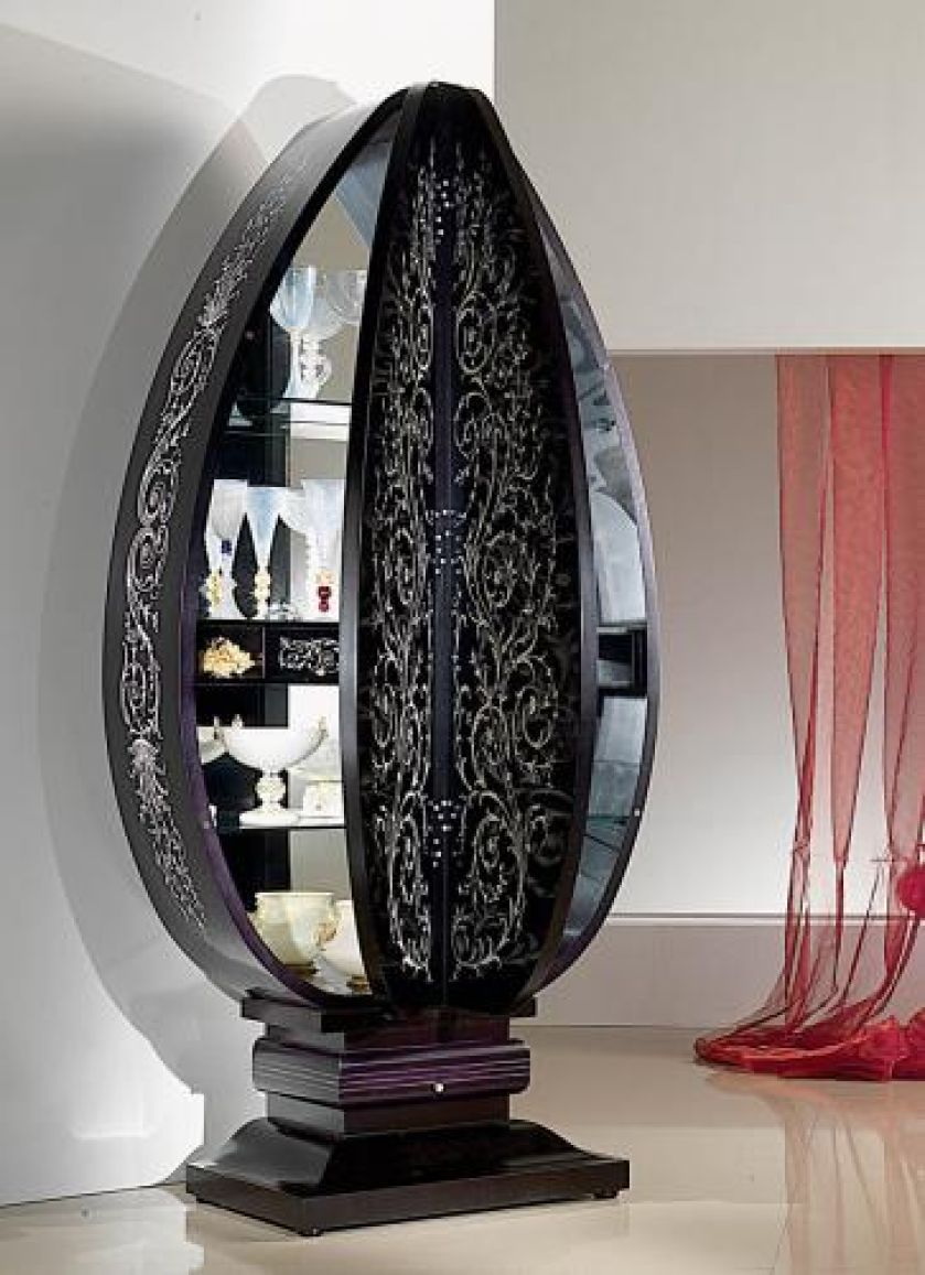 Hebanowa witryna firmy Carpanelli w kształcie mauretańskiego jajka ozdobiona jest ornamentami z macicy perłowej i