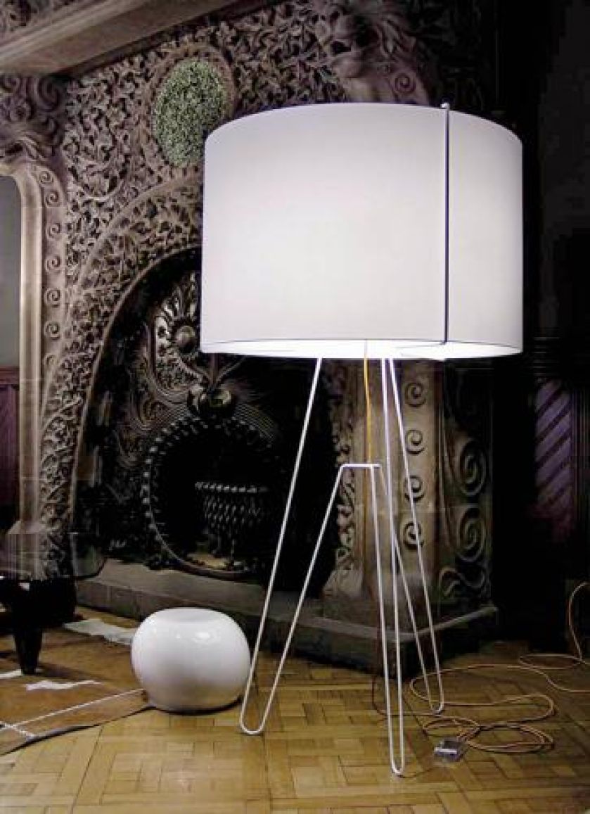 Kolekcja 3x3 hiszpańskiej firmy Marset jest idealna do przestronnych salonów. Abażur lampy wykonano z materiału.