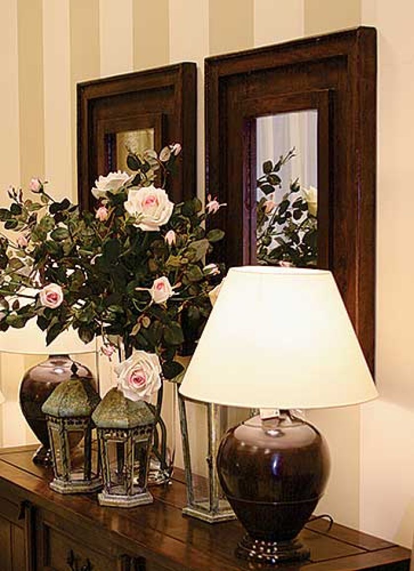 Niepowtarzalny rysunek sęków i słoi - grube ramy luster zrobiono z twardego drewna sheesham. Drzewo to rośnie na pograniczu