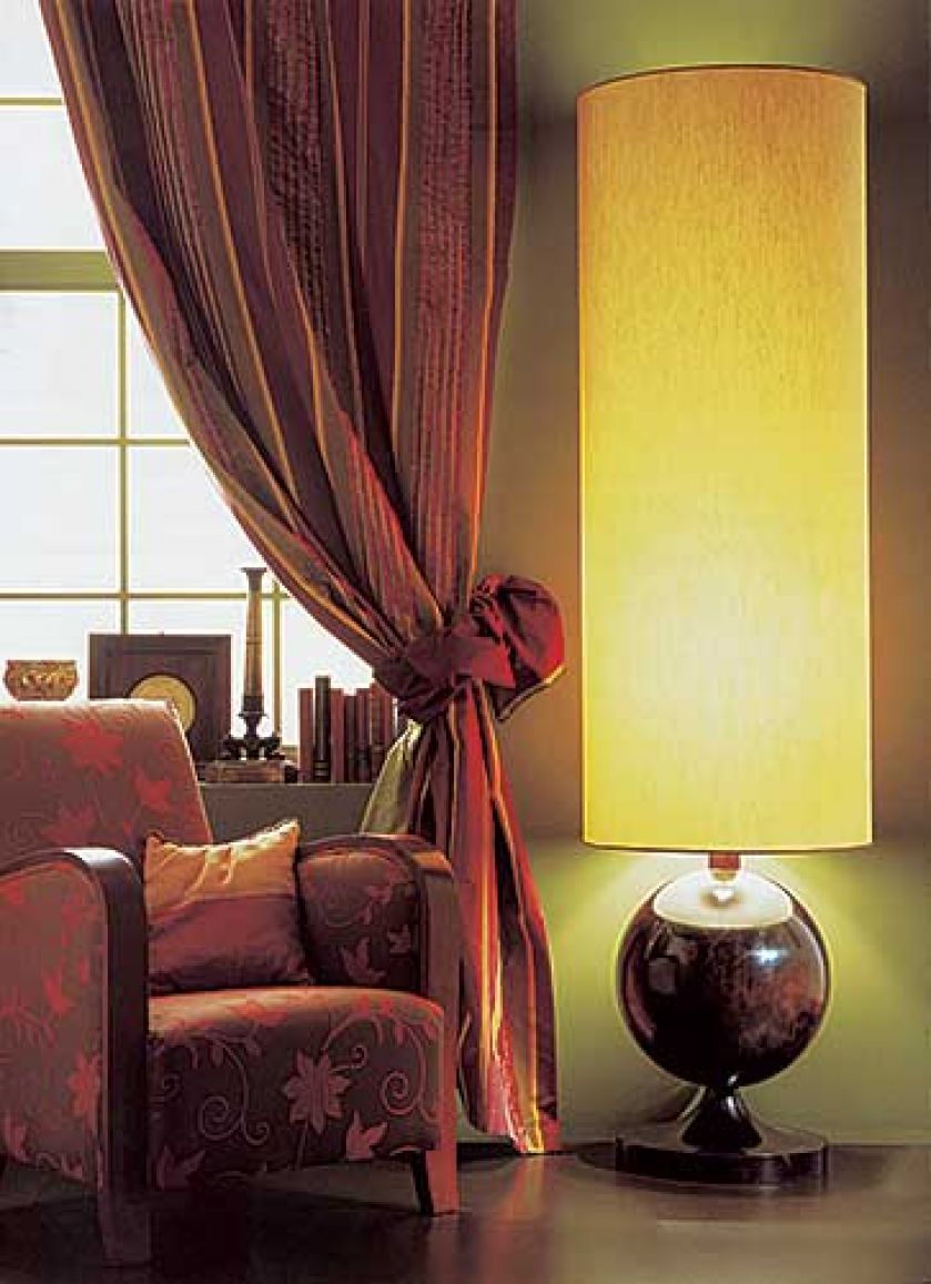 Podstawa lampy wykonana jest z litego drewna orzechowego, do wyboru różne tkaniny na abażur. Kosztuje