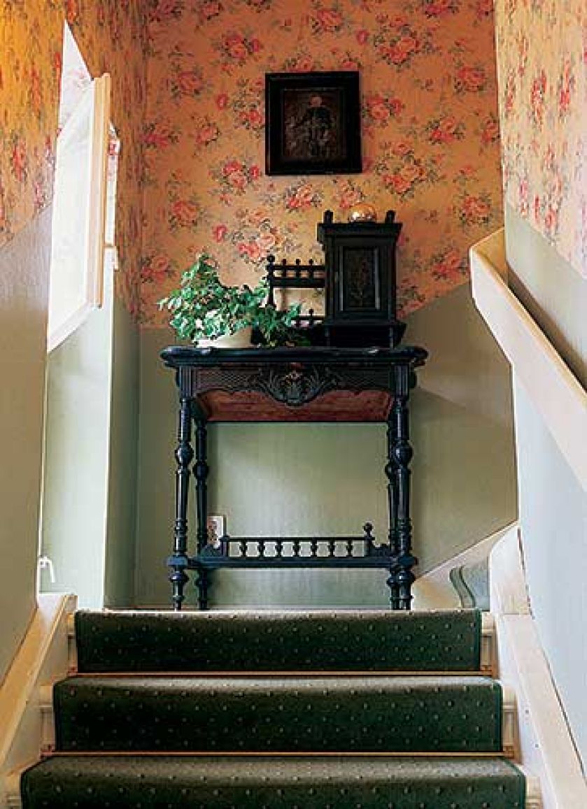 Schody otoczonekwiecistą tapetą. Willa Helena w Milanówku