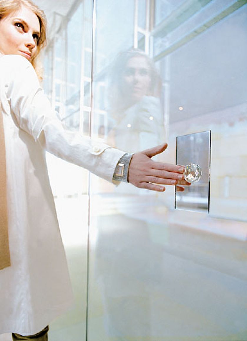 Stylowe łączniki z przyciskiem, którego sercem jest kryształ Swarovskiego. Miękkie dotknięcie sprawia, że Crystal Ball