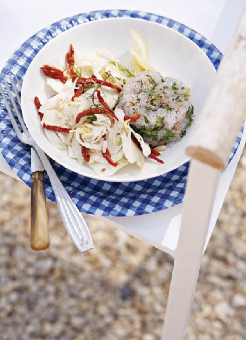 Tatar z pstrąga z sałatką z kopru włoskiego.