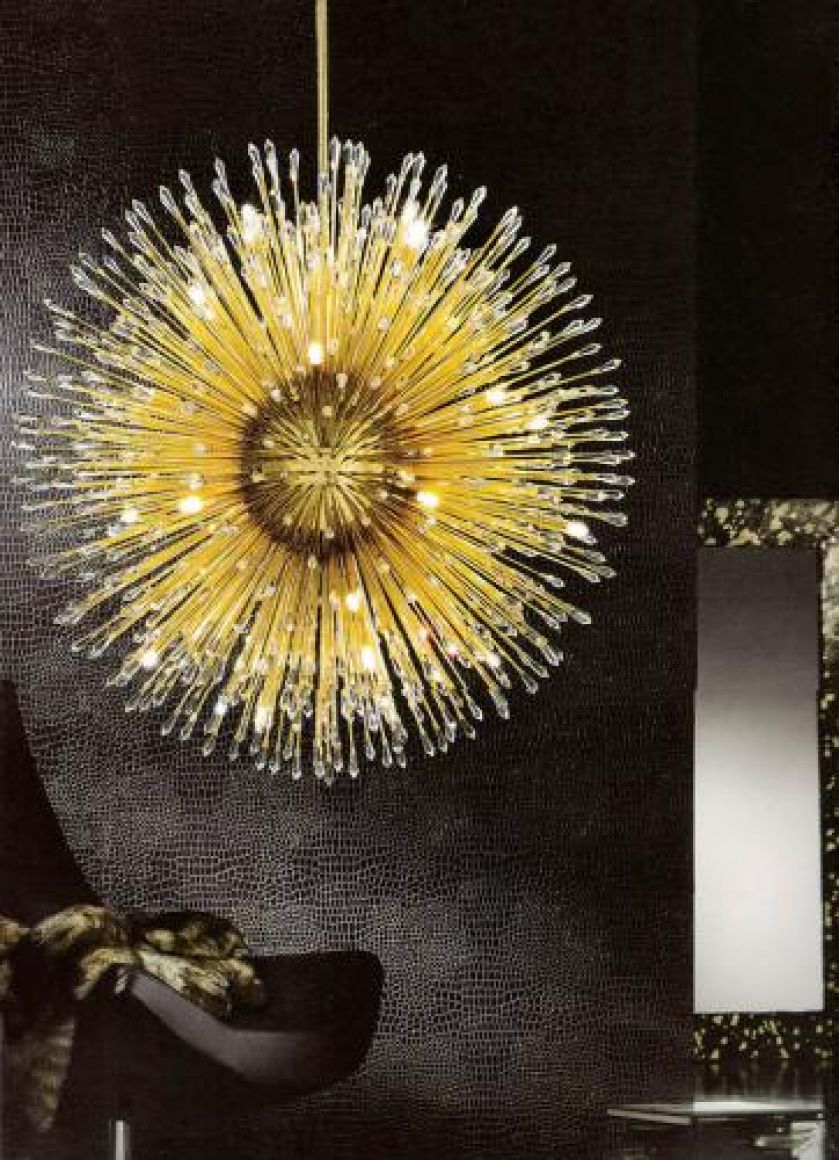 Jak świecąca kula. Globus może być wykończony kryształkami Swarovskiego lub kryształem górskim. HEBAN