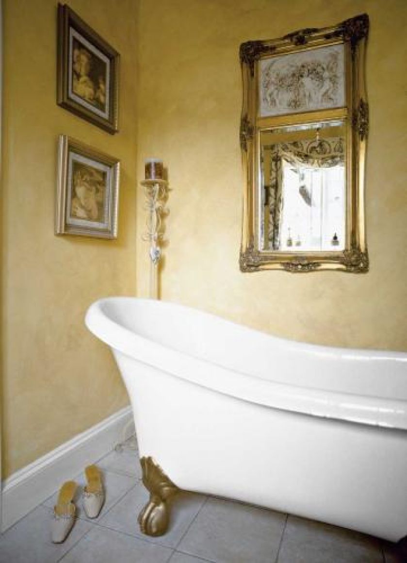 Ściany łazienki pomalowano na kolor starego złota farbami od słynnej projektantki Laury Ashley.