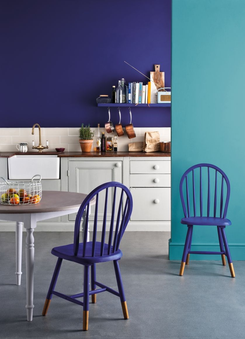 granatowa ściana w kuchni aranżacja