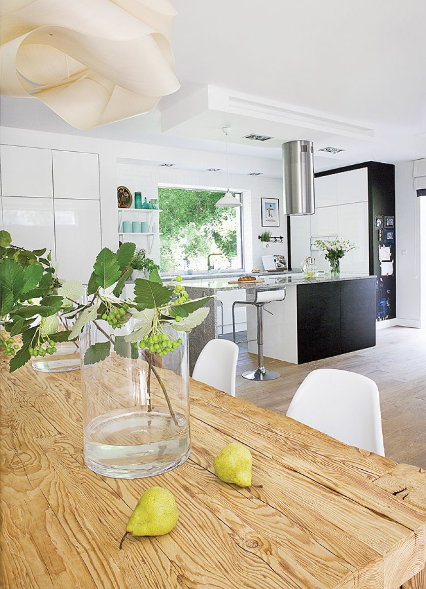 Stół z mazurskich desek. Skandynawski styl w sosnowym lesie