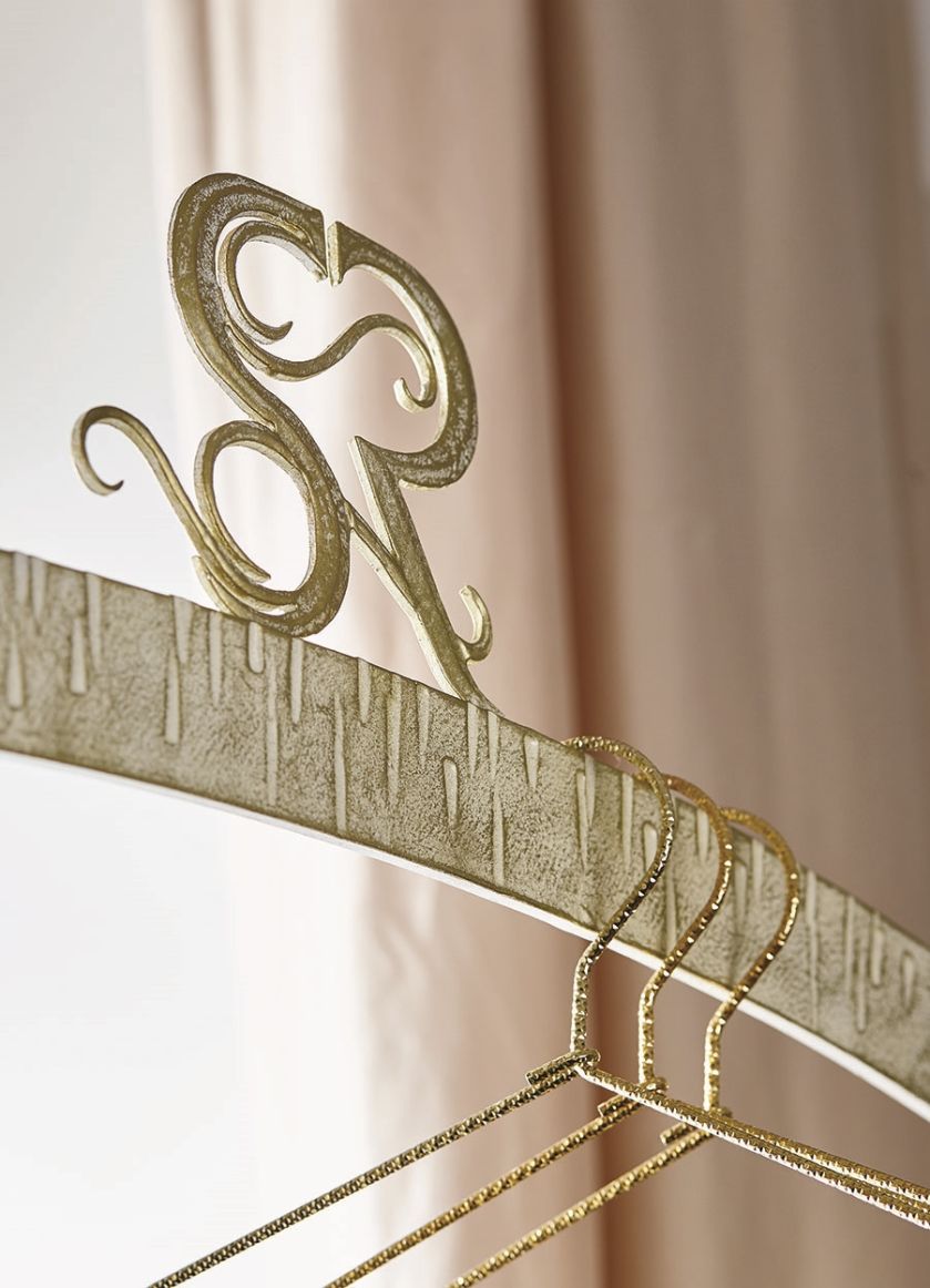 Jedwabne, koronkowe, naszywane złotem i kamieniami – pomysły na suknie przychodzą Sylwii Romaniuk w snach.