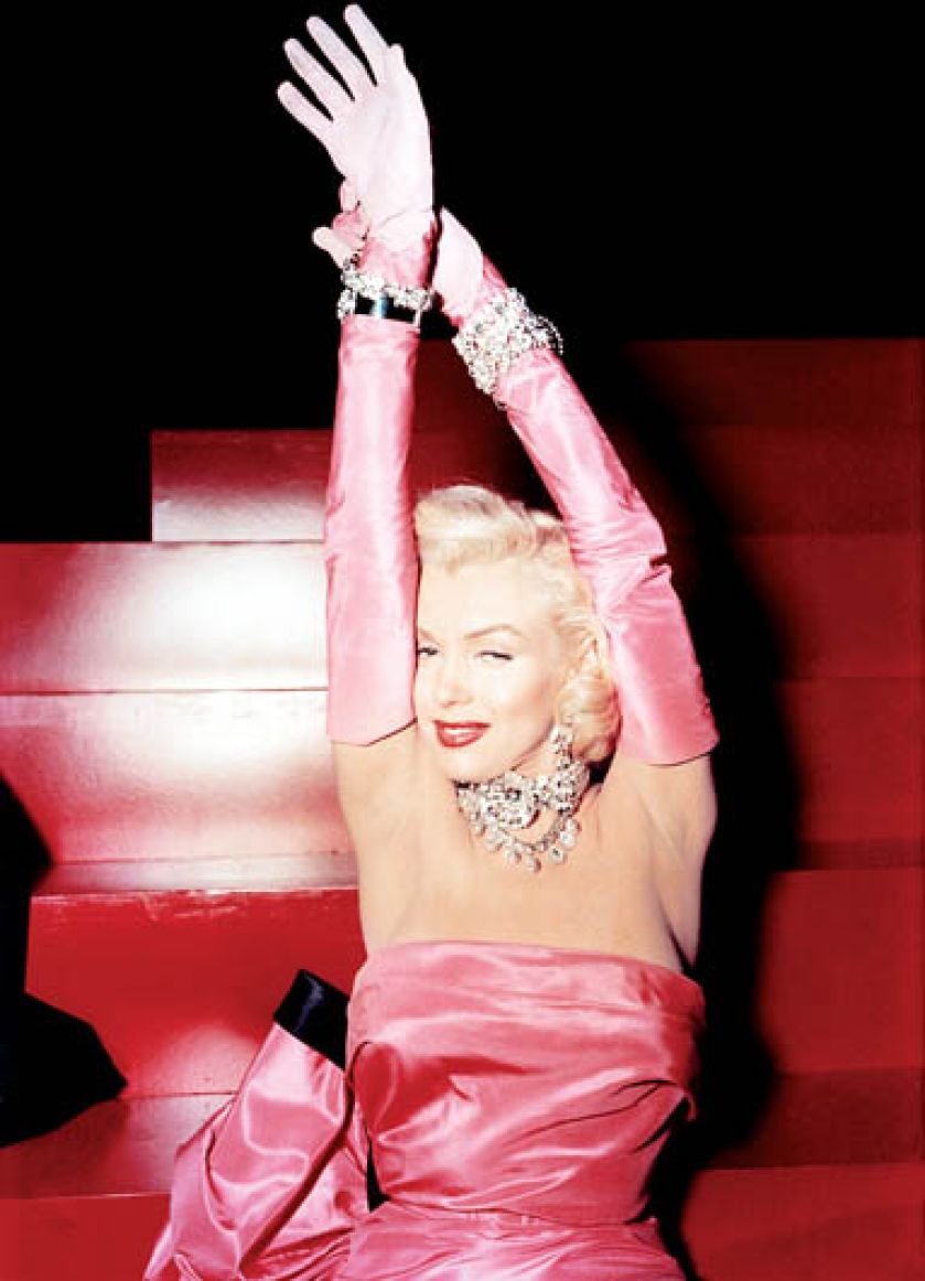 Dziewczyny kochają brylanty i... różowe rękawiczki. Marilyn Monroe jako Lorelei w filmie ?Mężczyźni wolą